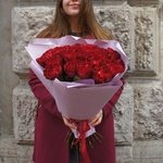 Сияй! Букет из 25 красных роз сорта Хартс, пионовидные, с доставкой в Санкт-Петербурге - Фотография 9