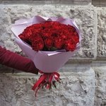 Сияй! Букет из 25 красных роз сорта Хартс, пионовидные, с доставкой в Санкт-Петербурге - Фотография 8