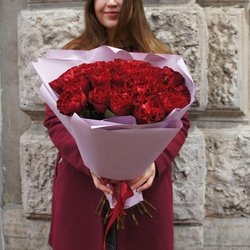 Букет Сияй! Букет из 25 красных роз сорта Хартс, пионовидные