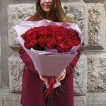 Сияй! Букет из 25 красных роз сорта Хартс, пионовидные, с доставкой в Санкт-Петербурге - Фотография 1