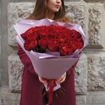 Сияй! Букет из 25 красных роз сорта Хартс, пионовидные, с доставкой в Санкт-Петербурге - Фотография 3