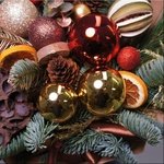 Новогодний букет Лулео с еловыми ветками, шишками, цветком лотоса, новогодними игрушками и сушеными апельсинами в Санкт-Петербурге - Фотография 2