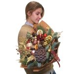 Новогодний букет Лулео с еловыми ветками, шишками, цветком лотоса, новогодними игрушками и сушеными апельсинами в Санкт-Петербурге - Фотография 5