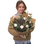 Новогодний букет Готланд: ветви туи и ели, соцветия хлопка, шишки, лагурус и лотос в Санкт-Петербурге - Фотография 2