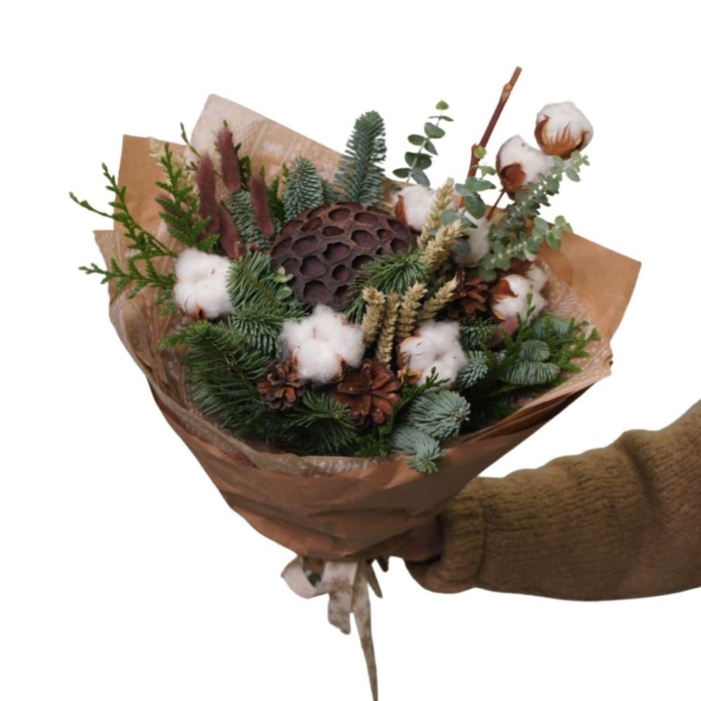 Новогодний букет Готланд: ветви туи и ели, соцветия хлопка, шишки, лагурус и лотос