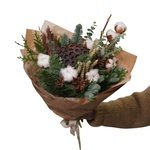 Новогодний букет Готланд: ветви туи и ели, соцветия хлопка, шишки, лагурус и лотос в Санкт-Петербурге - Фотография 4