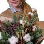 Новогодний букет Готланд: ветви туи и ели, соцветия хлопка, шишки, лагурус и лотос в Санкт-Петербурге - Фотография 3