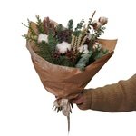 Новогодний букет Готланд: ветви туи и ели, соцветия хлопка, шишки, лагурус и лотос в Санкт-Петербурге - Фотография 5