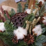 Новогодний букет Готланд: ветви туи и ели, соцветия хлопка, шишки, лагурус и лотос в Санкт-Петербурге - Фотография 6