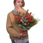 Новогодний букет Орхус: еловые ветки, ягоды илекса в Санкт-Петербурге - Фотография 2