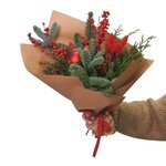 Новогодний букет Орхус: еловые ветки, ягоды илекса в Санкт-Петербурге - Фотография 4