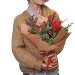 Новогодний букет Орхус: еловые ветки, ягоды илекса в Санкт-Петербурге - Фотография 5