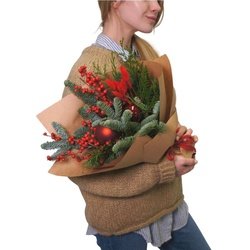 Новогодний букет Орхус: еловые ветки, ягоды илекса Новогодний букет Орхус: еловые ветки, ягоды илекса