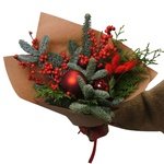 Новогодний букет Орхус: еловые ветки, ягоды илекса в Санкт-Петербурге - Фотография 3