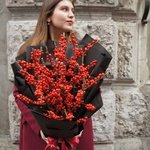 Ягодный поцелуй: зимний букет из илекса в Санкт-Петербурге - Фотография 1