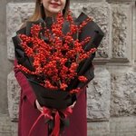 Ягодный поцелуй: зимний букет из илекса в Санкт-Петербурге - Фотография 5