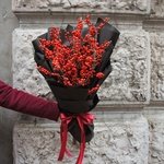 Ягодный поцелуй: зимний букет из илекса в Санкт-Петербурге - Фотография 7