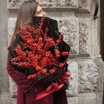 Ягодный поцелуй: зимний букет из илекса в Санкт-Петербурге - Фотография 9