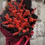 Ягодный поцелуй: зимний букет из илекса в Санкт-Петербурге - Фотография 10
