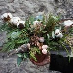 Снежный вальс: еловые и сосновые ветви, соцветия хлопка, пёрышки, суккулент, лён, шишки в керамическом кашпо. Доставка в Санкт-Петербурге - Фотография 1 Снежный вальс: еловые и сосновые ветви, соцветия хлопка, пёрышки, суккулент, лён, шишки в керамическом кашпо. Доставка в Санкт-Петербурге - Фотография 1