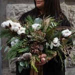 Снежный вальс: еловые и сосновые ветви, соцветия хлопка, пёрышки, суккулент, лён, шишки в керамическом кашпо. Доставка в Санкт-Петербурге - Фотография 2 Снежный вальс: еловые и сосновые ветви, соцветия хлопка, пёрышки, суккулент, лён, шишки в керамическом кашпо. Доставка в Санкт-Петербурге - Фотография 2