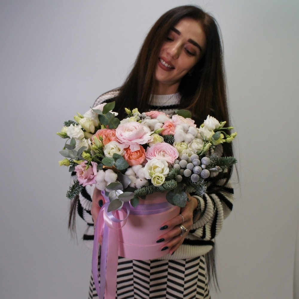 Шорох снежинок: ранункулюсы, хлопок, пионовидные розы, лизиантус, еловые ветки