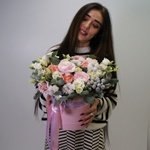 Шорох снежинок: ранункулюсы, хлопок, пионовидные розы, лизиантус, еловые ветки в Санкт-Петербурге - Фотография 6