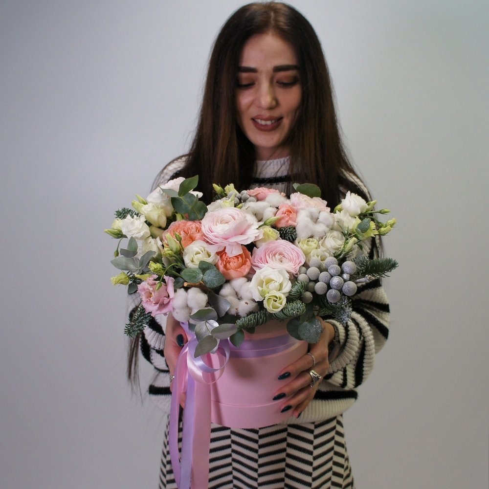 Шорох снежинок: ранункулюсы, хлопок, пионовидные розы, лизиантус, еловые ветки