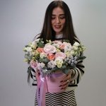 Шорох снежинок: ранункулюсы, хлопок, пионовидные розы, лизиантус, еловые ветки в Санкт-Петербурге - Фотография 7