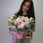 Шорох снежинок: ранункулюсы, хлопок, пионовидные розы, лизиантус, еловые ветки в Санкт-Петербурге - Фотография 8