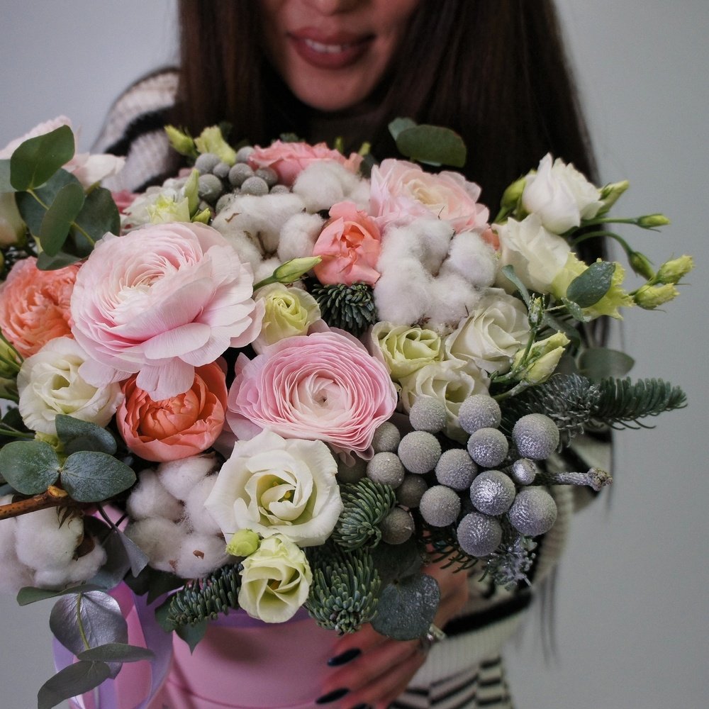 Шорох снежинок: ранункулюсы, хлопок, пионовидные розы, лизиантус, еловые ветки