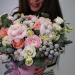 Шорох снежинок: ранункулюсы, хлопок, пионовидные розы, лизиантус, еловые ветки в Санкт-Петербурге - Фотография 9