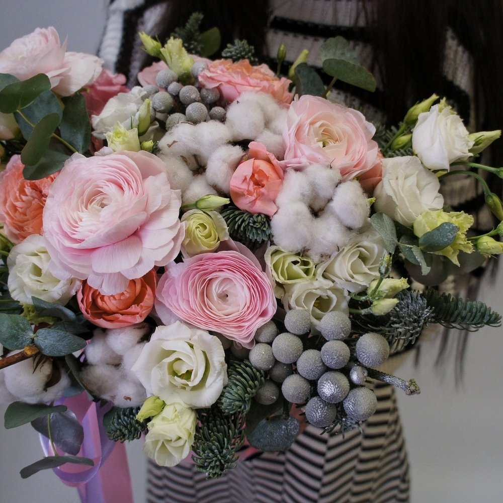 Шорох снежинок: ранункулюсы, хлопок, пионовидные розы, лизиантус, еловые ветки