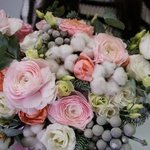 Шорох снежинок: ранункулюсы, хлопок, пионовидные розы, лизиантус, еловые ветки в Санкт-Петербурге - Фотография 3