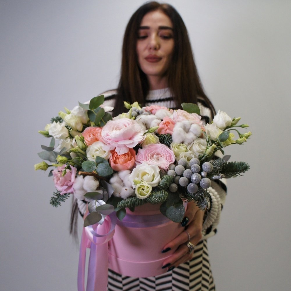 Шорох снежинок: ранункулюсы, хлопок, пионовидные розы, лизиантус, еловые ветки