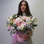 Шорох снежинок: ранункулюсы, хлопок, пионовидные розы, лизиантус, еловые ветки в Санкт-Петербурге - Фотография 5