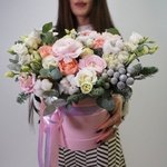 Шорох снежинок: ранункулюсы, хлопок, пионовидные розы, лизиантус, еловые ветки в Санкт-Петербурге - Фотография 1