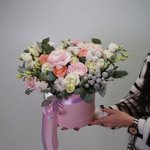 Шорох снежинок: ранункулюсы, хлопок, пионовидные розы, лизиантус, еловые ветки в Санкт-Петербурге - Фотография 13