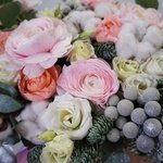 Шорох снежинок: ранункулюсы, хлопок, пионовидные розы, лизиантус, еловые ветки в Санкт-Петербурге - Фотография 14