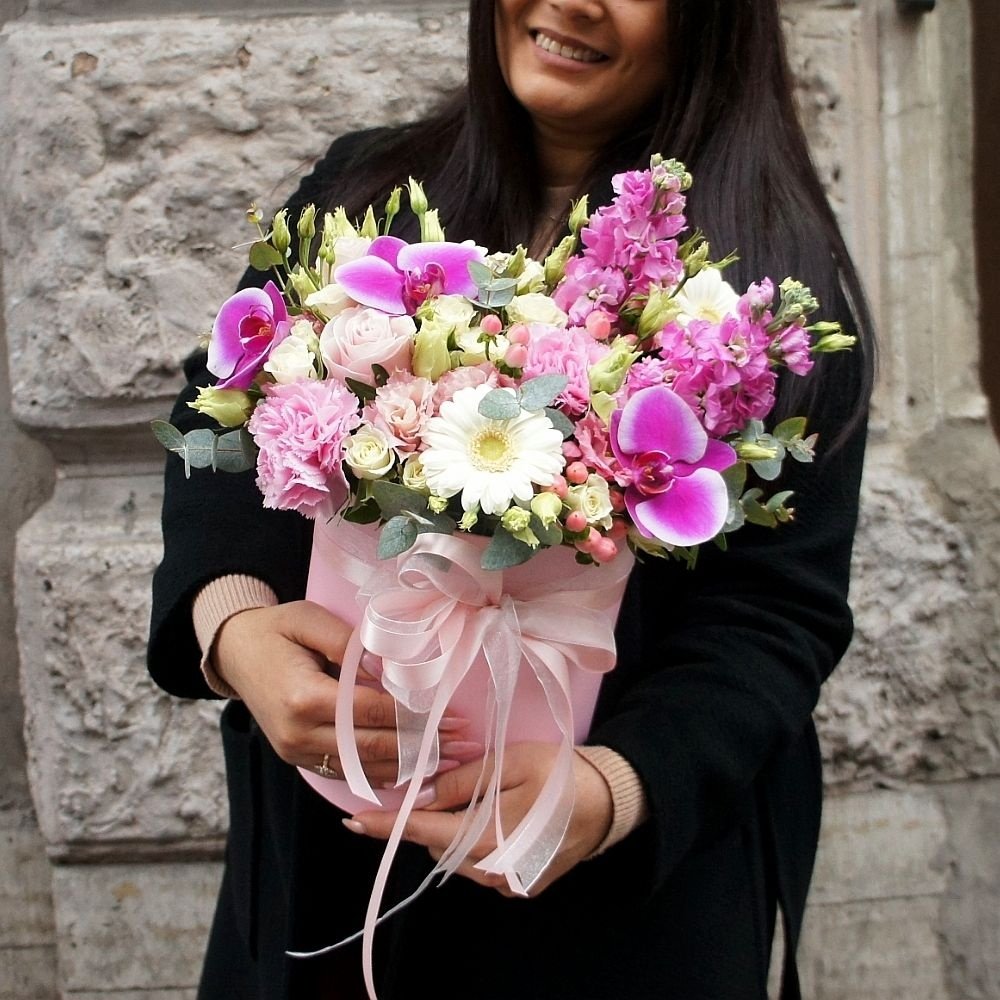 Цинния: розовые орхидеи, лизиантусы, маттиола, розы