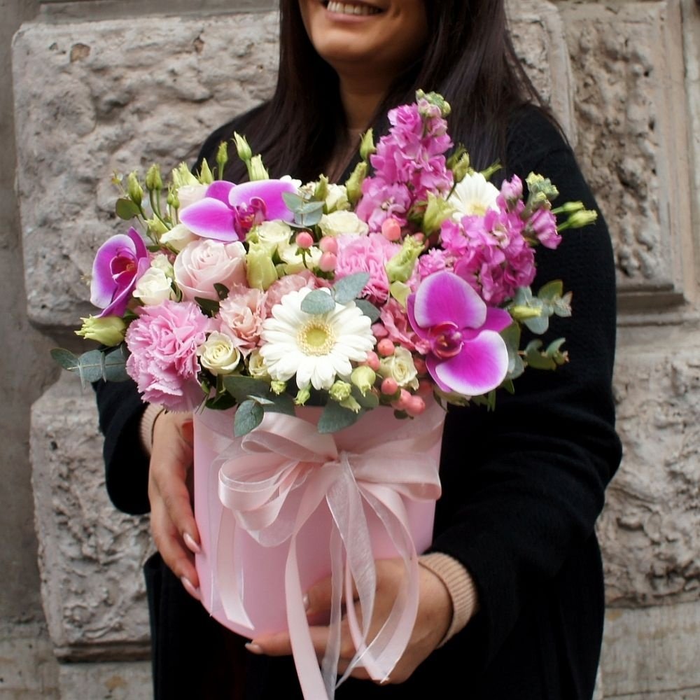 Цинния: розовые орхидеи, лизиантусы, маттиола, розы