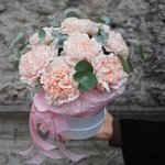 Клубника со сливками: кремовые гвоздики в шляпной коробке с вазой в Санкт-Петербурге - Фотография 2