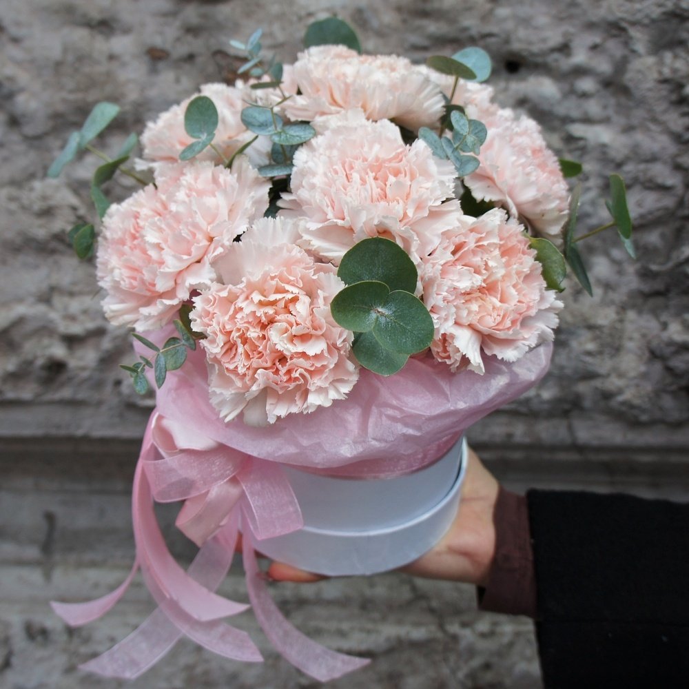 Клубника со сливками: кремовые гвоздики в шляпной коробке с вазой