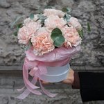 Клубника со сливками: кремовые гвоздики в шляпной коробке с вазой в Санкт-Петербурге - Фотография 6