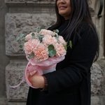 Клубника со сливками: кремовые гвоздики в шляпной коробке с вазой в Санкт-Петербурге - Фотография 5