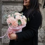 Клубника со сливками: кремовые гвоздики в шляпной коробке с вазой в Санкт-Петербурге - Фотография 7