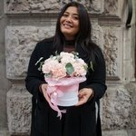 Клубника со сливками: кремовые гвоздики в шляпной коробке с вазой в Санкт-Петербурге - Фотография 1