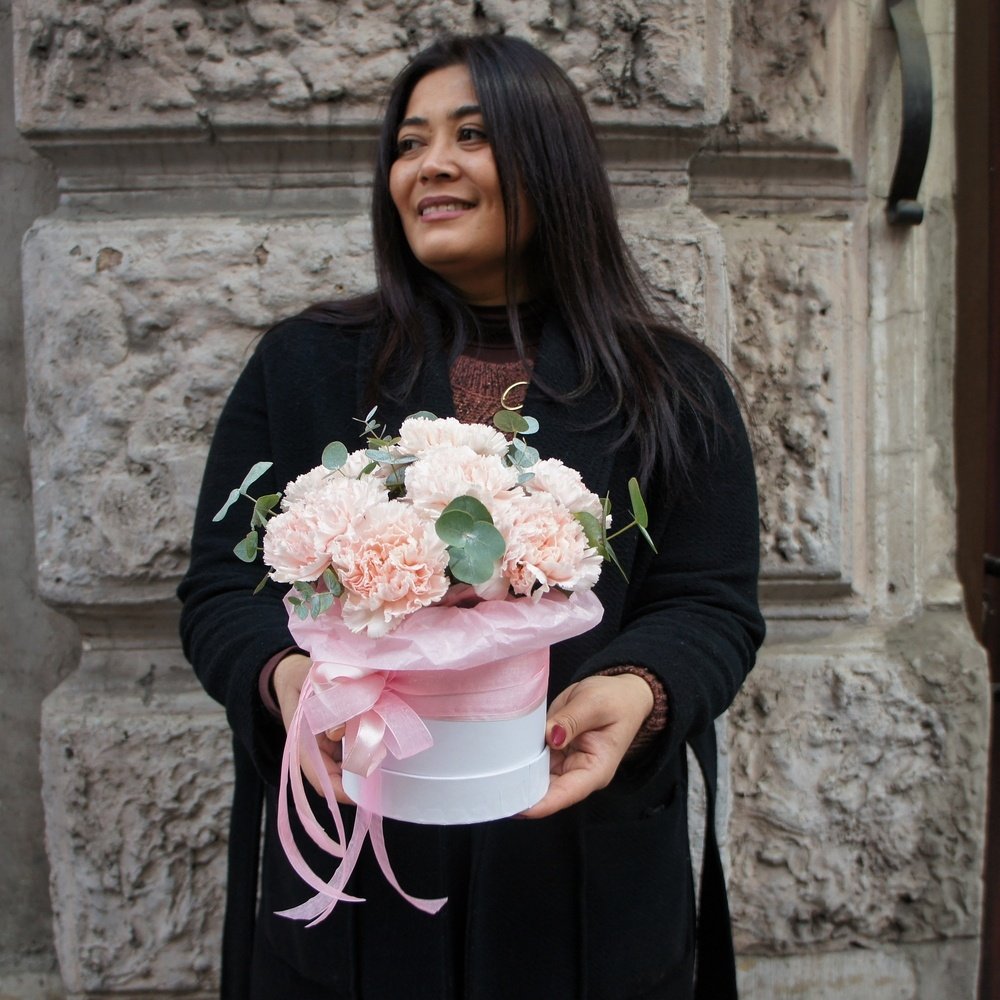 Клубника со сливками: кремовые гвоздики в шляпной коробке с вазой