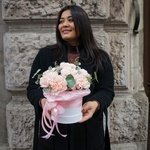 Клубника со сливками: кремовые гвоздики в шляпной коробке с вазой в Санкт-Петербурге - Фотография 10