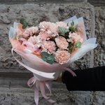 Счастливые дни: кремовые гвоздики и ароматные листья эвкалипта в Санкт-Петербурге - Фотография 4